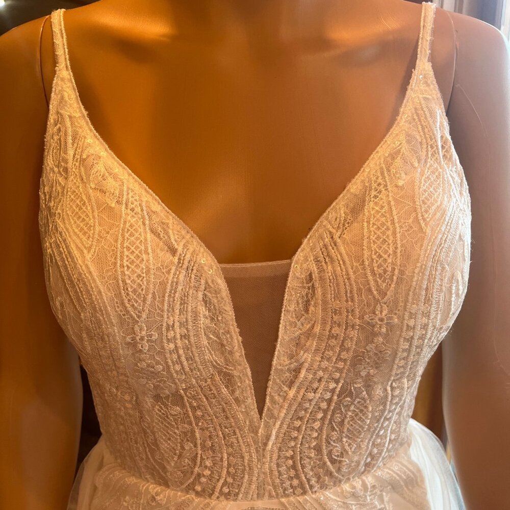 Ivory Lace Tulle Spaghetti Strap V Neckline Wedding Gown Bridal Dress Size 0